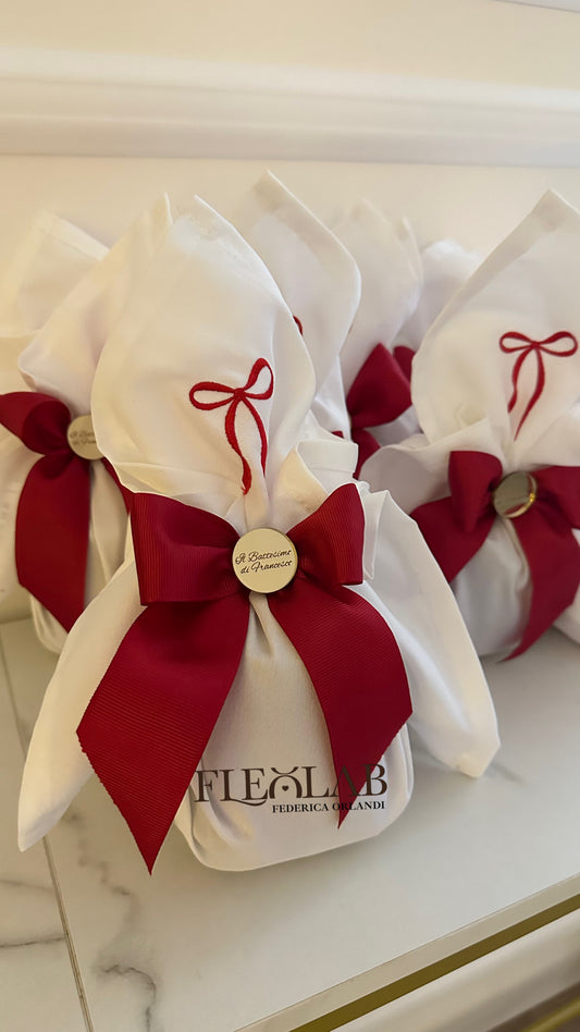 Bomboniera tovagliolo ricamato con pandoro in omaggio